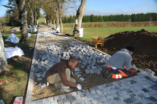 Pose de pavés sur une allée de château