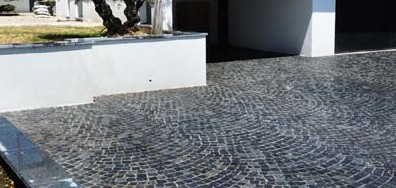 pavés granit noirs sur une cour