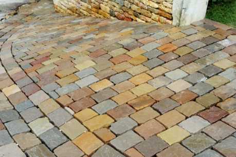 Travaux de pavage sur entrée de maison