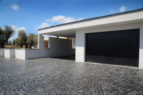 maison d'architecte, entrée en pavés noirs
