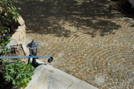 Cour pavée sur un château en rénovation